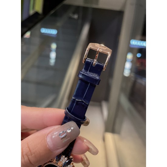 ❤️萧邦-Chopard❥ 高级珠宝系列腕表❥瑞士石英机芯 ❥ 表壳直径约34mm 厚度约9mm❥ 表壳的四周镶嵌一组精工细制的榄尖形切割宝石。分别采用白钻、绿钻、红钻、蓝钻镶嵌的腕表,品牌高级珠宝工坊通过经典珠宝腕表设计充分彰显工匠们所掌握的精湛技艺。 ❤️萧邦-Chopard❥ 高级珠宝系列腕表❥瑞士石英机芯 ❥ 表壳直径约34mm 厚度约9mm❥ 表壳的四周镶嵌一组精工细制的榄尖形切割宝石。分别采用白钻、绿钻、红钻、蓝钻镶嵌的腕表,品牌高级珠宝工坊通过经典珠宝腕表设计充分彰显工匠们所掌握的精湛技艺。