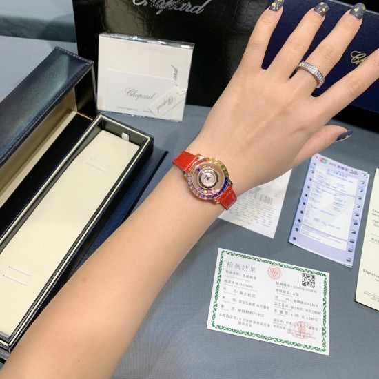 ★实拍 最新萧邦彩虹钻震撼来袭!萧邦快乐钻一直是女表中的翘楚,对萧邦这个系列的创意一直中毒很深,这款彩虹钻属于萧邦的高级珠宝系列!该腕表尺寸大小恰到好处 佩戴舒适!当时间遇见彩虹 玩转小清新 宝石闪耀着红橙黄绿青蓝紫等斑斓色彩 恰似添上曼妙多姿变化色彩精心挑选玲珑精巧的宝石组合镶嵌在一起 为腕表赋予了奇异光彩!女表彩虹圈 萧邦宝石美 不犹豫 果断入手吧! ★实拍 最新萧邦彩虹钻震撼来袭!萧邦快乐钻一直是女表中的翘楚,对萧邦这个系列的创意一直中毒很深,这款彩虹钻属于萧邦的高级珠宝系列!该腕表尺寸大小恰到好处 佩戴舒适!当时间遇见彩虹 玩转小清新 宝石闪耀着红橙黄绿青蓝紫等斑斓色彩 恰似添上曼妙多姿变化色彩精心挑选玲珑精巧的宝石组合镶嵌在一起 为腕表赋予了奇异光彩!女表彩虹圈 萧邦宝石美 不犹豫 果断入手吧!