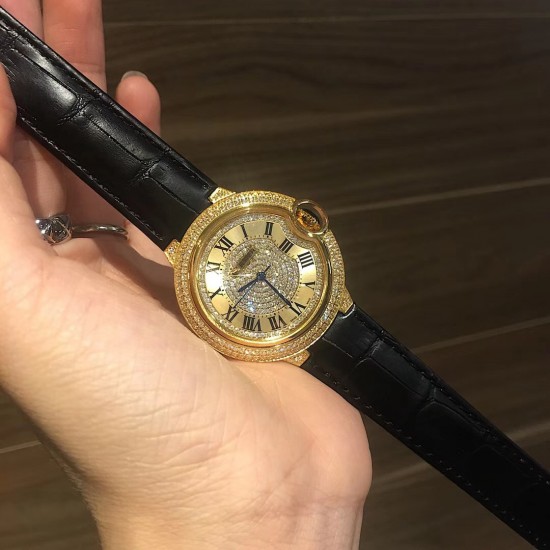 来货~实拍爆款黄金色卡地亚蓝气球满钻系列双排四角钻✨超美人工镶嵌施华洛世奇水晶钻 字面全钻尽显高端品质 鳄鱼纹小牛皮搭配原装折叠扣 方便携带 瑞士石英机芯 百搭尺寸36mm(金玫白可选)适合各种高大上场合❗️ 来货~实拍爆款黄金色卡地亚蓝气球满钻系列双排四角钻✨超美人工镶嵌施华洛世奇水晶钻 字面全钻尽显高端品质 鳄鱼纹小牛皮搭配原装折叠扣 方便携带 瑞士石英机芯 百搭尺寸36mm(金玫白可选)适合各种高大上场合❗️