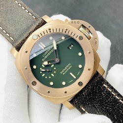 【VS Factory2024墙裂推荐 新力作】V3升级版 VS沛.纳海 Pam382 机芯功能升级：1⃣️时针单独调时，通过时针调历。2⃣️机芯背透 ：摆轮与正品一致 螺丝孔位95%以上接近正品。3⃣️直径47毫米！4⃣️搭载定制版自动上链机芯！5⃣️大家常说硬汉风格什么的，我觉得青铜382才是最最硬汉的沛纳海，不光在造型上够钢猛，青铜材质更是在经过岁月洗礼后变得不一样，有经历，有故事，有一种沧桑感，这才是真正的硬汉！敢死队同款哦！VS Factory匠心之作 值得您拥有！