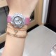 实拍 七夕好礼 PIAGET伯爵 Limelight非凡珍品腕表系列 表壳直径为33mm ,电镀白金,瑞士朗达石英机芯 。手表表壳由花瓣造型上镶嵌112颗特制切割方形钻石于表圈 彰显奢华 蓝宝石水晶镜面 搭配绸缎丝绢皮。这不仅是一款非凡的腕表,更堪称一件珠宝工艺杰作,完美结合创意 打破常规的切割,彰显着珠宝腕表的优雅魅力 实拍 七夕好礼 PIAGET伯爵 Limelight非凡珍品腕表系列 表壳直径为33mm ,电镀白金,瑞士朗达石英机芯 。手表表壳由花瓣造型上镶嵌112颗特制切割方形钻石于表圈 彰显奢华 蓝宝石水晶镜面 搭配绸缎丝绢皮。这不仅是一款非凡的腕表,更堪称一件珠宝工艺杰作,完美结合创意 打破常规的切割,彰显着珠宝腕表的优雅魅力