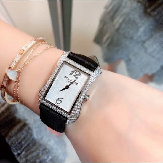 实拍 PATEK PHILIPPE百达翡丽系列 女士腕表(白金表壳搭配沙丁布带,表圈镶嵌天然锆石,蓝宝石玻璃,搭载瑞士石英机芯,尺寸30*34*7毫米) 实拍 PATEK PHILIPPE百达翡丽系列 女士腕表(白金表壳搭配沙丁布带,表圈镶嵌天然锆石,蓝宝石玻璃,搭载瑞士石英机芯,尺寸30*34*7毫米)
