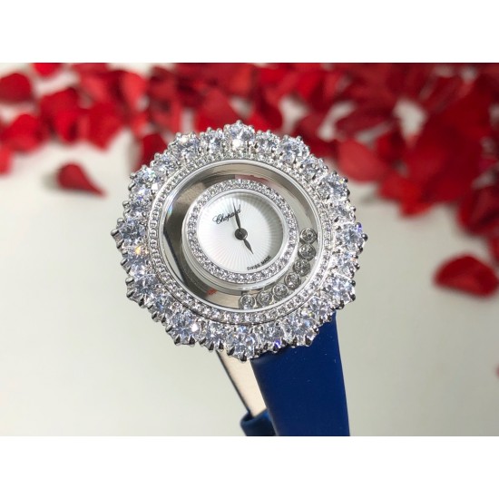 实拍 萧邦Happy Diamonds系列特别款 枫叶美丽并寓意着坚毅精神!即代表永恒爱情送给恋人,也代表对美好的回忆,可送给一路陪伴的朋友,还代表一种岁月的轮回。1比1超前做工同步首发!表面配置三块蓝宝石防刮玻璃,瑞士朗达机芯,尺寸:外径34mm内径14mm。表带14✖️12。 实拍 萧邦Happy Diamonds系列特别款 枫叶美丽并寓意着坚毅精神!即代表永恒爱情送给恋人,也代表对美好的回忆,可送给一路陪伴的朋友,还代表一种岁月的轮回。1比1超前做工同步首发!表面配置三块蓝宝石防刮玻璃,瑞士朗达机芯,尺寸:外径34mm内径14mm。表带14✖️12。