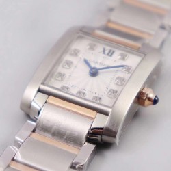 实拍 8848F出品卡地亚法国坦克！瑞士石英机芯，尺寸～25.35*20.3mm，其他的就不作多介绍了，均可官网查阅，下面我来讲讲它的迷人之处，坦克腕表家族中女性最喜欢的一个系列。首先正像坦克与履带的不可分离，法国坦克腕表的履带式表链不仅像一款简练的手镯将金属的光泽绽放无余，也更好的融合了坦克系列棱角分明、锐利的表壳边缘，二者的结合不仅使表款风格上有个完整的统一性，更是对坦克腕表系列的自由精神的完美诠释，因此法国坦克可谓是卡地亚坦克腕表系列之中的经典之作！保卡、吊牌、表带膜和外包装都有贴标型号！下手要快！