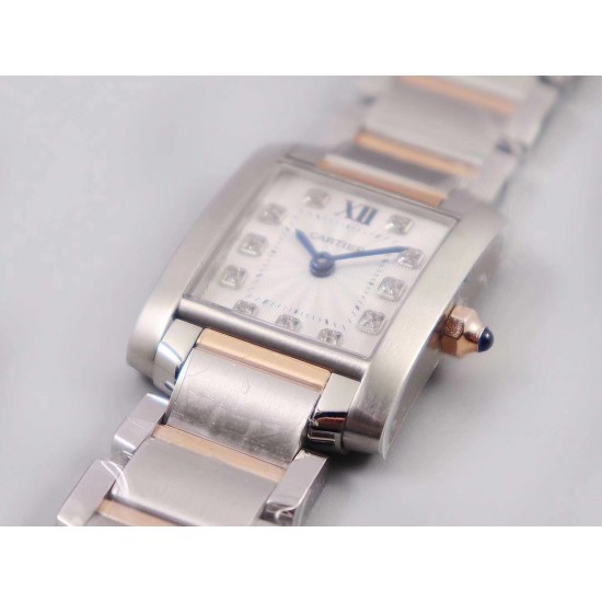 实拍 8848F出品卡地亚法国坦克!瑞士石英机芯,尺寸~25.35*20.3mm,其他的就不作多介绍了,均可官网查阅,下面我来讲讲它的迷人之处,坦克腕表家族中女性最喜欢的一个系列。首先正像坦克与履带的不可分离,法国坦克腕表的履带式表链不仅像一款简练的手镯将金属的光泽绽放无余,也更好的融合了坦克系列棱角分明、锐利的表壳边缘,二者的结合不仅使表款风格上有个完整的统一性,更是对坦克腕表系列的自由精神的完美诠释,因此法国坦克可谓是卡地亚坦克腕表系列之中的经典之作!保卡、吊牌、表带膜和外包装都有贴标型号!下手要快! 实拍 8848F出品卡地亚法国坦克!瑞士石英机芯,尺寸~25.35*20.3mm,其他的就不作多介绍了,均可官网查阅,下面我来讲讲它的迷人之处,坦克腕表家族中女性最喜欢的一个系列。首先正像坦克与履带的不可分离,法国坦克腕表的履带式表链不仅像一款简练的手镯将金属的光泽绽放无余,也更好的融合了坦克系列棱角分明、锐利的表壳边缘,二者的结合不仅使表款风格上有个完整的统一性,更是对坦克腕表系列的自由精神的完美诠释,因此法国坦克可谓是卡地亚坦克腕表系列之中的经典之作!保卡、吊牌、表带膜和外包装都有贴标型号!下手要快!