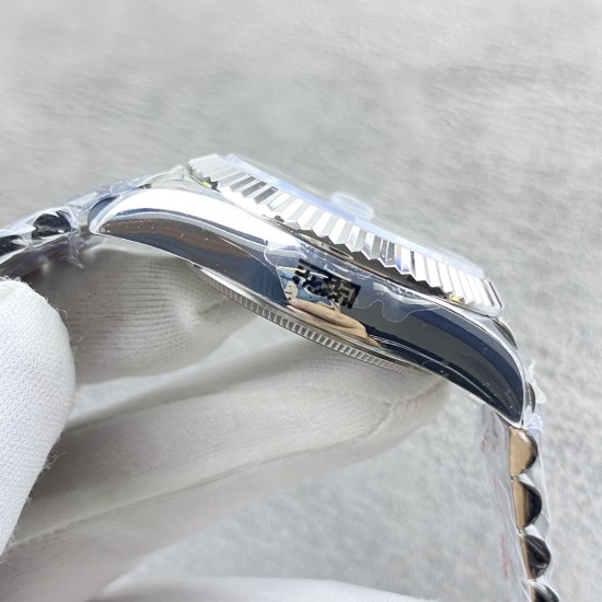 (严选)劳力士Rolex Sky-Dweller 天行者,尺寸42MM,沉稳可靠、雍容大度!表圈采用劳力士Ring Command三角坑纹,旋转外圈可调转月份功能!抗刮损蓝宝石水晶,防反光凸透式放大日历窗!有五珠联动表带,也有蚝式三排链节 !蚝式摺扣配5毫米易调链节伸展系统【表盘】放射太阳纹理,刻度12小窗口红点月 份显示【机芯】搭载全自动机械9001机芯【功能】日期显示 月份显示 年历显示 双时区!zf 厂出品,出货实拍 (严选)劳力士Rolex Sky-Dweller 天行者,尺寸42MM,沉稳可靠、雍容大度!表圈采用劳力士Ring Command三角坑纹,旋转外圈可调转月份功能!抗刮损蓝宝石水晶,防反光凸透式放大日历窗!有五珠联动表带,也有蚝式三排链节 !蚝式摺扣配5毫米易调链节伸展系统【表盘】放射太阳纹理,刻度12小窗口红点月 份显示【机芯】搭载全自动机械9001机芯【功能】日期显示 月份显示 年历显示 双时区!zf 厂出品,出货实拍