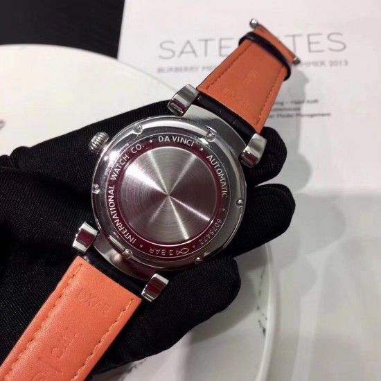 IWC万国 系列:150周年达文西系列1:1原装高端复刻 尺寸:40mm【表壳】每一个浑圆型的表壳都经过制表师专心致志的打磨,可移动式表耳使表带更加贴合手腕。两者配合使腕表产生独特的复古魅力。【机芯】采用优雅纤薄!!的海鸥独家定制自动上弦机芯,具备逆时针调试日历的功能(吻合正品)我们精心制作出万国表独特的外观魅力,更是追求复刻其内在的灵魂。 IWC万国 系列:150周年达文西系列1:1原装高端复刻 尺寸:40mm【表壳】每一个浑圆型的表壳都经过制表师专心致志的打磨,可移动式表耳使表带更加贴合手腕。两者配合使腕表产生独特的复古魅力。【机芯】采用优雅纤薄!!的海鸥独家定制自动上弦机芯,具备逆时针调试日历的功能(吻合正品)我们精心制作出万国表独特的外观魅力,更是追求复刻其内在的灵魂。