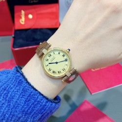 经典永不过时的Cartier卡地亚圆盘中古腕表YYDS❤️一只很复古情结的卡地亚mustbe它来了。30mm表盘大小刚刚好，优雅大方且不失气质的韵味，蓝宝石把头在阳光下依旧纯洁透亮闪耀✨设计大气且耐看，卡地亚罗马文字表盘复古时尚，设计大气且耐看，蓝宝石水晶镜面，表盘两头以简洁的T形金属衔接表带，采用意大利牛皮表带，压鳄鱼纹花色，双面皮透气好，中古美表不仅满满的vintage韵味，酷辣御姐或温柔甜姐都可驾驭的加分款