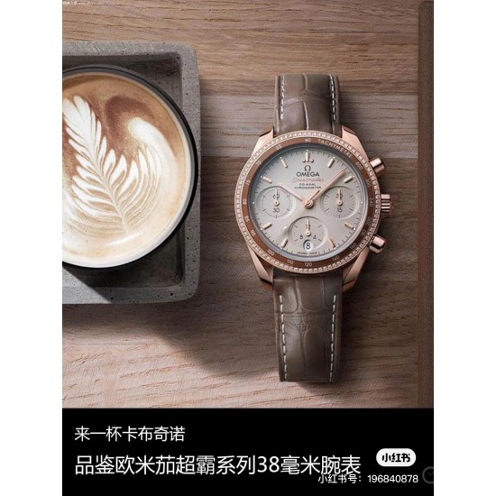 来一杯卡布奇诺, 品鉴欧米茄超霸系列38mm腕表欧米茄超霸系列38mm腕表整体呈现经典的“卡布奇诺”配色,闪耀迷人色泽的sedna️18k金表壳和镶钻表圈,精巧别致的细节令人回味悠长! 来一杯卡布奇诺, 品鉴欧米茄超霸系列38mm腕表欧米茄超霸系列38mm腕表整体呈现经典的“卡布奇诺”配色,闪耀迷人色泽的sedna️18k金表壳和镶钻表圈,精巧别致的细节令人回味悠长!