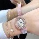 实拍 Cartier HYPNOSE系列腕表卡地亚椭圆双环交叠,演绎卡地亚柔美细腻的标志性风格。腕表灵动深邃,玫瑰金表壳镶嵌明亮式切割圆钻,太阳纹放射效果的表盘与剑形蓝钢指针,搭配鳄鱼皮带 典雅又唯美,再随机配送一条牛皮 30*26mm小号表款,搭配瑞士石英机芯,非常适合女性佩戴。 实拍 Cartier HYPNOSE系列腕表卡地亚椭圆双环交叠,演绎卡地亚柔美细腻的标志性风格。腕表灵动深邃,玫瑰金表壳镶嵌明亮式切割圆钻,太阳纹放射效果的表盘与剑形蓝钢指针,搭配鳄鱼皮带 典雅又唯美,再随机配送一条牛皮 30*26mm小号表款,搭配瑞士石英机芯,非常适合女性佩戴。