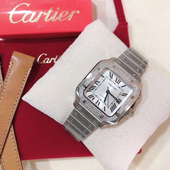 实拍【BV出品】santos de Cartier腕表 山度士女装表款 表壳 表圈镶嵌206颗明亮式切割圆钻 七角形表冠 镶嵌一颗多切面蓝宝石 阳光射线纹饰效果表盘,剑型蓝钢指针 蓝宝石水晶镜面 配备“SmartLink”表链调节装置 第二条可配鳄鱼皮或牛皮表带 搭配双重折叠表扣 表带均配备“QuickSwitch”表带快速替换装置 表壳宽度:35.1毫米 表壳厚度:8.83毫米 防水深度10巴(约100米) 实拍【BV出品】santos de Cartier腕表 山度士女装表款 表壳 表圈镶嵌206颗明亮式切割圆钻 七角形表冠 镶嵌一颗多切面蓝宝石 阳光射线纹饰效果表盘,剑型蓝钢指针 蓝宝石水晶镜面 配备“SmartLink”表链调节装置 第二条可配鳄鱼皮或牛皮表带 搭配双重折叠表扣 表带均配备“QuickSwitch”表带快速替换装置 表壳宽度:35.1毫米 表壳厚度:8.83毫米 防水深度10巴(约100米)