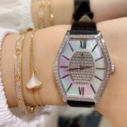 实拍 江诗丹顿-Vacheron Constantin 作为世界上历史悠久的钟表制造商从未停止生产，秉承悉力以赴，精益求精的品牌座右铭，其中有一款-Malte系列25530/000R-9742，经典酒桶型婉表，防磨水晶镜面，内部经反光处理，配置瑞士原装石英机芯，尺寸28.40*38.67毫米，厚度7.28毫米。表壳电镀18K白金/玫瑰金，表带有布绢带，牛皮带两种选择，针扣配带.市面最高版本，你值得拥有！