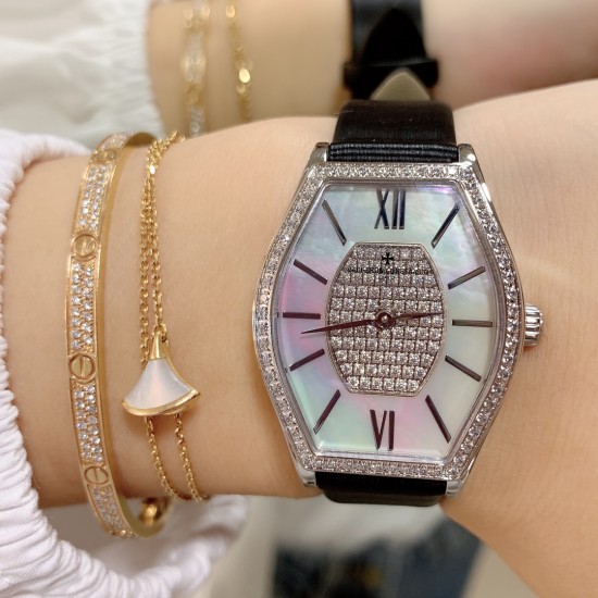实拍 江诗丹顿-Vacheron Constantin 作为世界上历史悠久的钟表制造商从未停止生产,秉承悉力以赴,精益求精的品牌座右铭,其中有一款-Malte系列25530/000R-9742,经典酒桶型婉表,防磨水晶镜面,内部经反光处理,配置瑞士原装石英机芯,尺寸28.40*38.67毫米,厚度7.28毫米。表壳电镀18K白金/玫瑰金,表带有布绢带,牛皮带两种选择,针扣配带.市面最高版本,你值得拥有! 实拍 江诗丹顿-Vacheron Constantin 作为世界上历史悠久的钟表制造商从未停止生产,秉承悉力以赴,精益求精的品牌座右铭,其中有一款-Malte系列25530/000R-9742,经典酒桶型婉表,防磨水晶镜面,内部经反光处理,配置瑞士原装石英机芯,尺寸28.40*38.67毫米,厚度7.28毫米。表壳电镀18K白金/玫瑰金,表带有布绢带,牛皮带两种选择,针扣配带.市面最高版本,你值得拥有!