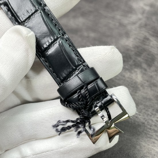 江诗丹传承系列85180腕表 【表壳】尺寸40mmX9mm(吻合原装)完美圆形的表壳,搭配微孤式表耳设计,使之更加贴合佩戴者的手腕。每一个成品壳套,都需经过严格的质量把控,方能还原正品独特的质感。【机芯】9015改江诗丹顿自产2450机芯。从夹板到钢轮等部件均由制表师精工装饰,自动摆坨更是镀有18k黄金,最大限度呈现原装精湛的工艺水平。【表镜】前后两片蓝宝石玻璃镜面,均有防眩晕镀膜处理。【表带】客户定制的美洲鳄鱼皮,搭配马耳他十字针扣!mks出品,出货实拍 江诗丹传承系列85180腕表 【表壳】尺寸40mmX9mm(吻合原装)完美圆形的表壳,搭配微孤式表耳设计,使之更加贴合佩戴者的手腕。每一个成品壳套,都需经过严格的质量把控,方能还原正品独特的质感。【机芯】9015改江诗丹顿自产2450机芯。从夹板到钢轮等部件均由制表师精工装饰,自动摆坨更是镀有18k黄金,最大限度呈现原装精湛的工艺水平。【表镜】前后两片蓝宝石玻璃镜面,均有防眩晕镀膜处理。【表带】客户定制的美洲鳄鱼皮,搭配马耳他十字针扣!mks出品,出货实拍