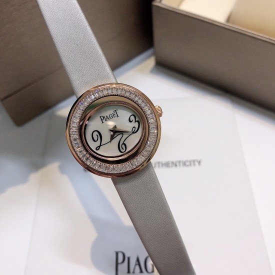 新T形方钻❗️」伯爵-PIAGT,POSESSION时来运转系列,女士皮带腕表,镶饰方钻石,旋转圈口。这款高级女士腕表以Posession系列的标志性旋转圆环为灵感,搭配璀璨钻石彰显标志性风格,进口瑞士机芯,蓝宝石水晶玻璃,采用原装针式表扣佩戴方便!尺寸:29mm「MX实拍」 新T形方钻❗️」伯爵-PIAGT,POSESSION时来运转系列,女士皮带腕表,镶饰方钻石,旋转圈口。这款高级女士腕表以Posession系列的标志性旋转圆环为灵感,搭配璀璨钻石彰显标志性风格,进口瑞士机芯,蓝宝石水晶玻璃,采用原装针式表扣佩戴方便!尺寸:29mm「MX实拍」