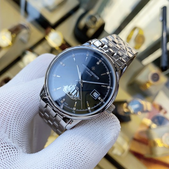 实物拍摄品牌：江诗丹顿 -Vacheron Constantin 最新推出类型：[酷]男士腕表表壳：316精钢（做工优质）表带：进口真牛皮/316精钢（两种可选）机芯：高级定制全自动机械机芯（走时稳定）玻璃：高级强化镀膜镜面尺寸：直径40mm，厚度12.5mm