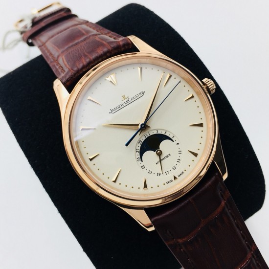 ZF【厚积“薄”发 年度大作】ZF新品,积家月相大师系列,表壳直径39mmX9.9mm与原装同步。六点钟的子盘拥有阳历阴历(月相)双期显示,月相一月转一圈,功能和正品一致。【技术突破】采用9015改积家自产Cal.925/1机芯,功能百分百同步原装自产机芯。走时稳定,素质坚挺。【细节突破】从侧面观察腕表盘面发现有微微的弧度,ZF为了达到这一效果,耗时费力多次调整模具,确保神韵和感觉能与原装相媲美。ZF积家月相大师,满足您对月相的一切美好情怀。 ZF【厚积“薄”发 年度大作】ZF新品,积家月相大师系列,表壳直径39mmX9.9mm与原装同步。六点钟的子盘拥有阳历阴历(月相)双期显示,月相一月转一圈,功能和正品一致。【技术突破】采用9015改积家自产Cal.925/1机芯,功能百分百同步原装自产机芯。走时稳定,素质坚挺。【细节突破】从侧面观察腕表盘面发现有微微的弧度,ZF为了达到这一效果,耗时费力多次调整模具,确保神韵和感觉能与原装相媲美。ZF积家月相大师,满足您对月相的一切美好情怀。