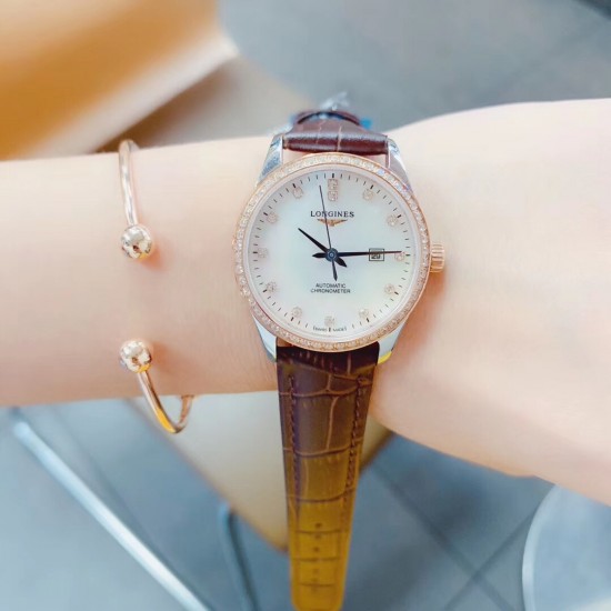 皮带钢带同价机械「Longines开创者系列 赵丽颖 同款型号:L2.320.4.11.6(可佩戴原装质感牛皮)这是浪琴首个所有表款均被授以瑞士天文台认证(COSC)的腕表系列。此款女表采用超薄进口西铁城6t15机芯- 直径30 蓝宝石玻璃镜面防刮效果 316精钢打造与原装一样细节标准 背透设计清晰可见机芯的律动,出席任何场合尽显优雅个性真我态度。钻石圈口璀璨夺目非你莫属! 皮带钢带同价机械「Longines开创者系列 赵丽颖 同款型号:L2.320.4.11.6(可佩戴原装质感牛皮)这是浪琴首个所有表款均被授以瑞士天文台认证(COSC)的腕表系列。此款女表采用超薄进口西铁城6t15机芯- 直径30 蓝宝石玻璃镜面防刮效果 316精钢打造与原装一样细节标准 背透设计清晰可见机芯的律动,出席任何场合尽显优雅个性真我态度。钻石圈口璀璨夺目非你莫属!