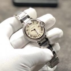 卡地亚蓝气球W6920085女表，蓝气球 33mm女款，尺寸33MM ，市面上独家货源，双卜形蓝宝石水晶玻璃，高清晰度太阳纹镀银面板 1600摄氏度淬火而成的烧钢蓝针 ，鼓型把头宝石饱满渗透蓝光，可选择牛皮、美洲鳄鱼皮配置 ，卡地亚是代购圈里有名的抢手货，尤其是卡地亚蓝气球，作为表圈里最火的表款之一，一直保持着屹立不倒的姿态。但它悠久的历史依然掩盖不住它的锋芒 ，经久不衰永不过时，独家货源此款无论“外观”内在”都真正做到完美到每个细节！机械表原本富有内涵的设计，唯美女生的最爱。出货实拍