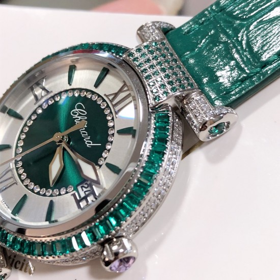 实拍 萧邦 CHOPARD IMPERIALE 系列腕表。独特风格带您走进一个新阶段并且成功塑造了崇尚自我表达和与众不同的生活化概念,316精钢材质,此表款全手工镶嵌施华洛世奇水晶钻,成为了美式奢侈生活风格的代表!进口石英机芯以及精细做工,佩戴贴手舒适,设计风格简约明朗。充满奢华璀璨的气息,光彩夺人、让你瞬间提升华丽的气质 ! 实拍 萧邦 CHOPARD IMPERIALE 系列腕表。独特风格带您走进一个新阶段并且成功塑造了崇尚自我表达和与众不同的生活化概念,316精钢材质,此表款全手工镶嵌施华洛世奇水晶钻,成为了美式奢侈生活风格的代表!进口石英机芯以及精细做工,佩戴贴手舒适,设计风格简约明朗。充满奢华璀璨的气息,光彩夺人、让你瞬间提升华丽的气质 !