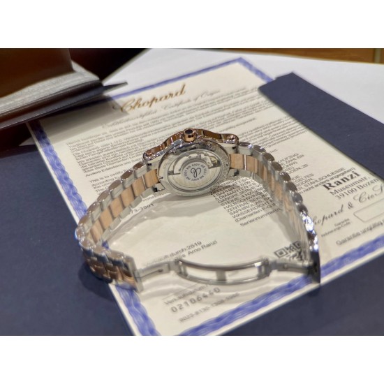 《YF出品》萧邦Happy Diamonds系列在女士腕表当中非常具有标志性,这款腕表拥有36和30毫米的腕表直径,对于大部分女士来说这个尺寸刚刚好。极具标志性的表壳设计搭配银色表盘,盘面上转动的钻石是萧邦Happy Diamonds最大的亮点设计所在。腕表搭载了自动上链机芯,能够为腕表提供42个小时的动力储存。。。YF臻品(2021新鲜上市):萧邦HAPPY DIAMONDS系列274893-5003腕表(精钢-玫瑰金-白色贝壳表盘,7颗彩色活动钻石,2892-2全自动机械,36毫米) 《YF出品》萧邦Happy Diamonds系列在女士腕表当中非常具有标志性,这款腕表拥有36和30毫米的腕表直径,对于大部分女士来说这个尺寸刚刚好。极具标志性的表壳设计搭配银色表盘,盘面上转动的钻石是萧邦Happy Diamonds最大的亮点设计所在。腕表搭载了自动上链机芯,能够为腕表提供42个小时的动力储存。。。YF臻品(2021新鲜上市):萧邦HAPPY DIAMONDS系列274893-5003腕表(精钢-玫瑰金-白色贝壳表盘,7颗彩色活动钻石,2892-2全自动机械,36毫米)