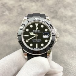 劳力士ROLEX游艇名仕型 搭载3235机芯，动力可以维持72小时，双向旋转60分钟刻度外圈配哑黑色Cerachrom陶质圈口，凸显抛光立体数字！42mm直径 ！新款时针增大，分针缩细，增强了可读性。新款Pyesterflex橡胶表带亦配备蚝式保险扣，佩戴稳固从而更加舒适！字面刻度填充进口Chromalight长效果蓝色物料！jvs厂出品，出货实拍