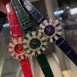 ❤️萧邦-Chopard❥ 高级珠宝系列腕表❥瑞士石英机芯 ❥ 表壳直径约34mm           厚度约9mm❥ 表壳的四周镶嵌一组精工细制的榄尖形切割宝石。分别采用白钻、绿钻、红钻、蓝钻镶嵌的腕表，品牌高级珠宝工坊通过经典珠宝腕表设计充分彰显工匠们所掌握的精湛技艺。