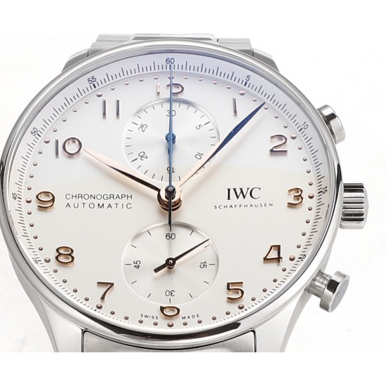 V6S新品,IWC万国表为其经典全新葡萄牙系列计时腕表推出首款精钢表链款式。IWC万国表首次为这款经典时计系列腕表配备精钢表链,令IWC万国表葡萄牙系列计时腕表更添几分灵活随性。表链经过抛光与拉丝工艺修饰,精密入微,优美雅致;蝴蝶式折叠表扣赋予其符合人体工学的贴心设计,细腻贴合手腕,佩戴无比舒适。配备精钢表链的全新表款采用精钢表壳,腕表内部搭载IWC万国表自制69355型计时机芯,坚固而精准,采用经典导柱轮设计,透过蓝宝石玻璃表背可纵览机芯风采。高效双向棘爪上链系统提供46小时动力储备。 V6S新品,IWC万国表为其经典全新葡萄牙系列计时腕表推出首款精钢表链款式。IWC万国表首次为这款经典时计系列腕表配备精钢表链,令IWC万国表葡萄牙系列计时腕表更添几分灵活随性。表链经过抛光与拉丝工艺修饰,精密入微,优美雅致;蝴蝶式折叠表扣赋予其符合人体工学的贴心设计,细腻贴合手腕,佩戴无比舒适。配备精钢表链的全新表款采用精钢表壳,腕表内部搭载IWC万国表自制69355型计时机芯,坚固而精准,采用经典导柱轮设计,透过蓝宝石玻璃表背可纵览机芯风采。高效双向棘爪上链系统提供46小时动力储备。