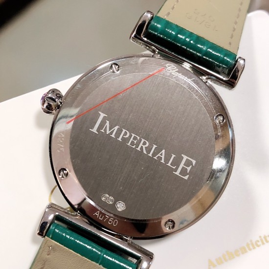 实拍 萧邦 CHOPARD IMPERIALE 系列腕表。独特风格带您走进一个新阶段并且成功塑造了崇尚自我表达和与众不同的生活化概念,316精钢材质,此表款全手工镶嵌施华洛世奇水晶钻,成为了美式奢侈生活风格的代表!进口石英机芯以及精细做工,佩戴贴手舒适,设计风格简约明朗。充满奢华璀璨的气息,光彩夺人、让你瞬间提升华丽的气质 ! 实拍 萧邦 CHOPARD IMPERIALE 系列腕表。独特风格带您走进一个新阶段并且成功塑造了崇尚自我表达和与众不同的生活化概念,316精钢材质,此表款全手工镶嵌施华洛世奇水晶钻,成为了美式奢侈生活风格的代表!进口石英机芯以及精细做工,佩戴贴手舒适,设计风格简约明朗。充满奢华璀璨的气息,光彩夺人、让你瞬间提升华丽的气质 !
