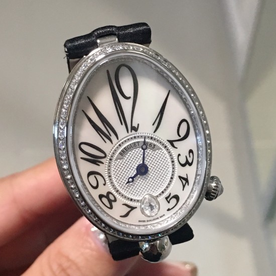 ⚠️到货啦 新版宝玑 实拍 Breguet-宝玑那不勒斯皇后系列! 史上最强最美 超薄 最新升级版本 绝对值得拥有的一款 正品一致的拉丁料绢表带 蓝宝石拱桥弧形玻璃 表盘用天然白色珍珠母贝 阿拉伯数字时符 经典的蓝钢宝玑指针 6点位设有一颗水滴形钻石 机芯是586/1自动上链机 我们一直正品完美复刻 那不勒斯皇后款 绝对的女神气质名媛款 最重要的是百搭得来不失少女心 必入款❗带上一秒变女神,各种派对,晚会,聚会,约会,发布会,让你BlingBling。 ⚠️到货啦 新版宝玑 实拍 Breguet-宝玑那不勒斯皇后系列! 史上最强最美 超薄 最新升级版本 绝对值得拥有的一款 正品一致的拉丁料绢表带 蓝宝石拱桥弧形玻璃 表盘用天然白色珍珠母贝 阿拉伯数字时符 经典的蓝钢宝玑指针 6点位设有一颗水滴形钻石 机芯是586/1自动上链机 我们一直正品完美复刻 那不勒斯皇后款 绝对的女神气质名媛款 最重要的是百搭得来不失少女心 必入款❗带上一秒变女神,各种派对,晚会,聚会,约会,发布会,让你BlingBling。