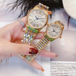 品牌：百达翡丽-PATEK PHILPPE 类型：情侣对表表壳：316精钢（做工上乘）表带：316钢机芯：进口石英机芯（走时精准）材料：高级强化镀膜镜面尺寸：男直径39mm 厚度8mm/女直径29mm 厚度8mm