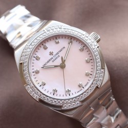实拍【Vacheron Constantin江诗丹顿】纵横四海系列OVERSEAS女款小号型钢带款——一款极具魅力和旅行精神的女性腕表【表壳】直径36mm适合大部分女性佩戴，84颗圆形切割施华洛水更是钻璀璨夺目 【表盘】简约的大三针设计  旭日纹缎面拉丝的工艺处理 深邃优雅 时标均带白色夜光涂层 【机芯】CITIZEN8系列改Cal.5300机芯（机芯稳定零返修 ） 原装18k纳米镀金质摆陀