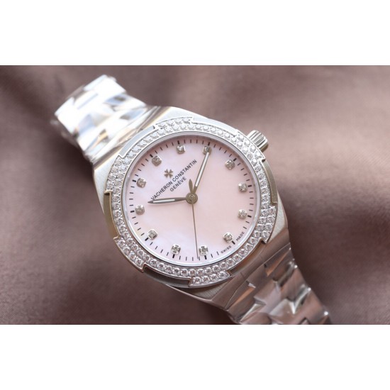 实拍【Vacheron Constantin江诗丹顿】纵横四海系列OVERSEAS女款小号型钢带款——一款极具魅力和旅行精神的女性腕表【表壳】直径36mm适合大部分女性佩戴,84颗圆形切割施华洛水更是钻璀璨夺目 【表盘】简约的大三针设计 旭日纹缎面拉丝的工艺处理 深邃优雅 时标均带白色夜光涂层 【机芯】CITIZEN8系列改Cal.5300机芯(机芯稳定零返修 ) 原装18k纳米镀金质摆陀 实拍【Vacheron Constantin江诗丹顿】纵横四海系列OVERSEAS女款小号型钢带款——一款极具魅力和旅行精神的女性腕表【表壳】直径36mm适合大部分女性佩戴,84颗圆形切割施华洛水更是钻璀璨夺目 【表盘】简约的大三针设计 旭日纹缎面拉丝的工艺处理 深邃优雅 时标均带白色夜光涂层 【机芯】CITIZEN8系列改Cal.5300机芯(机芯稳定零返修 ) 原装18k纳米镀金质摆陀