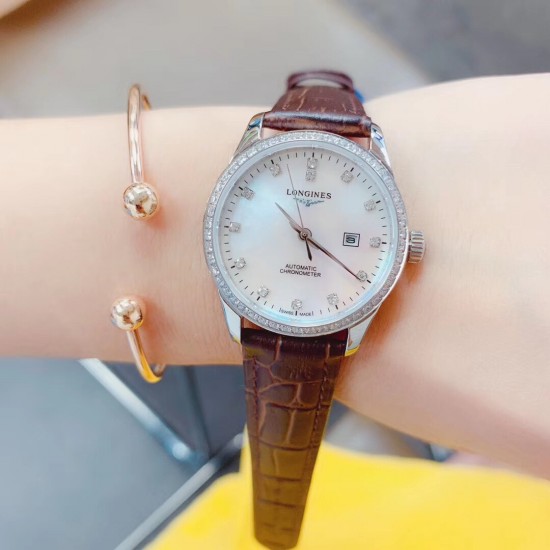 皮带钢带同价机械「Longines开创者系列 赵丽颖 同款型号:L2.320.4.11.6(可佩戴原装质感牛皮)这是浪琴首个所有表款均被授以瑞士天文台认证(COSC)的腕表系列。此款女表采用超薄进口西铁城6t15机芯- 直径30 蓝宝石玻璃镜面防刮效果 316精钢打造与原装一样细节标准 背透设计清晰可见机芯的律动,出席任何场合尽显优雅个性真我态度。钻石圈口璀璨夺目非你莫属! 皮带钢带同价机械「Longines开创者系列 赵丽颖 同款型号:L2.320.4.11.6(可佩戴原装质感牛皮)这是浪琴首个所有表款均被授以瑞士天文台认证(COSC)的腕表系列。此款女表采用超薄进口西铁城6t15机芯- 直径30 蓝宝石玻璃镜面防刮效果 316精钢打造与原装一样细节标准 背透设计清晰可见机芯的律动,出席任何场合尽显优雅个性真我态度。钻石圈口璀璨夺目非你莫属!