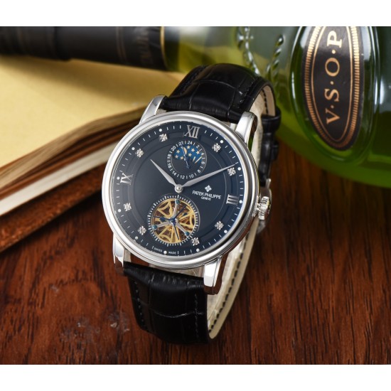 时尚新款 PATEK PHILIPPE【新年巨献 最高版本】百达翡丽超级多功能系列(功能 12字位日月星辰显示 6字位飞达显示)和原装一样的带水平压纹工艺,带荧光刻度 ,42mm直径。316L精钢镀金,原装进口镀膜水晶镜面。字面的外钻为施华洛世奇钻,通透闪亮,气质非凡。在目前技术范畴内尽可能接近原装,此款腕表让您驾驭所有场合。 时尚新款 PATEK PHILIPPE【新年巨献 最高版本】百达翡丽超级多功能系列(功能 12字位日月星辰显示 6字位飞达显示)和原装一样的带水平压纹工艺,带荧光刻度 ,42mm直径。316L精钢镀金,原装进口镀膜水晶镜面。字面的外钻为施华洛世奇钻,通透闪亮,气质非凡。在目前技术范畴内尽可能接近原装,此款腕表让您驾驭所有场合。