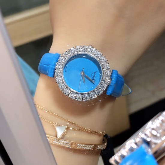 实拍 萧邦新款不断 重点推荐 重磅来袭 LHEUR DU DIAMANT珠宝镶系列,全套精钢镂空打造,光滑精致无暇,采用最新手法三爪镶石工艺,与原装正品一致,尺寸及细节完美至无可挑剔,整表美轮美奂由你任意搭配出行或各种宴会派对,该款专用进口机械机芯,整机保持原状态无改动,稳定性众所周知!表扣饱满不显臃肿,七颗钻石及整个表扣呈现的弧度与镂空的鸟巢壳身完美绝配,搭配之对应效果令你无可挑剔,表带制作精良,狠下本钱采用进口高光牛皮 一点也不逊于市场的一般鳄鱼皮。 实拍 萧邦新款不断 重点推荐 重磅来袭 LHEUR DU DIAMANT珠宝镶系列,全套精钢镂空打造,光滑精致无暇,采用最新手法三爪镶石工艺,与原装正品一致,尺寸及细节完美至无可挑剔,整表美轮美奂由你任意搭配出行或各种宴会派对,该款专用进口机械机芯,整机保持原状态无改动,稳定性众所周知!表扣饱满不显臃肿,七颗钻石及整个表扣呈现的弧度与镂空的鸟巢壳身完美绝配,搭配之对应效果令你无可挑剔,表带制作精良,狠下本钱采用进口高光牛皮 一点也不逊于市场的一般鳄鱼皮。