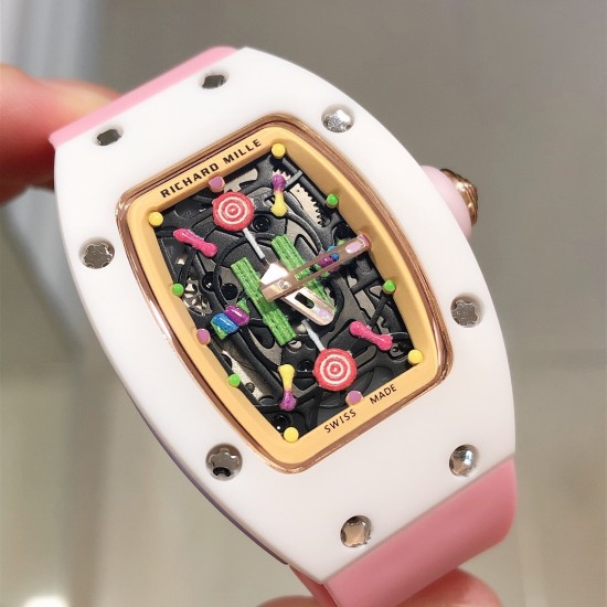 实拍 最新理查珐琅棉花糖理查德米勒 RichardMille 珐琅棉花糖 最新爆款 bon bon系列最稀有的作品!克服传统工艺打破模式!钟表最受尊敬的技术之一。不是所有人的嫁妆,棉花糖运动曲线和颜色,它们是诱人的。有了理查德米勒,实现了把棉花糖戴在你的手腕上!白色陶瓷加上黄粉绿搪瓷表盘,RM-07柔和的颜色创造了一个组合...甜蜜!糖果店的一次旅行,一个让人难以置信的艺术品。你会戴上它吗? 实拍 最新理查珐琅棉花糖理查德米勒 RichardMille 珐琅棉花糖 最新爆款 bon bon系列最稀有的作品!克服传统工艺打破模式!钟表最受尊敬的技术之一。不是所有人的嫁妆,棉花糖运动曲线和颜色,它们是诱人的。有了理查德米勒,实现了把棉花糖戴在你的手腕上!白色陶瓷加上黄粉绿搪瓷表盘,RM-07柔和的颜色创造了一个组合...甜蜜!糖果店的一次旅行,一个让人难以置信的艺术品。你会戴上它吗?