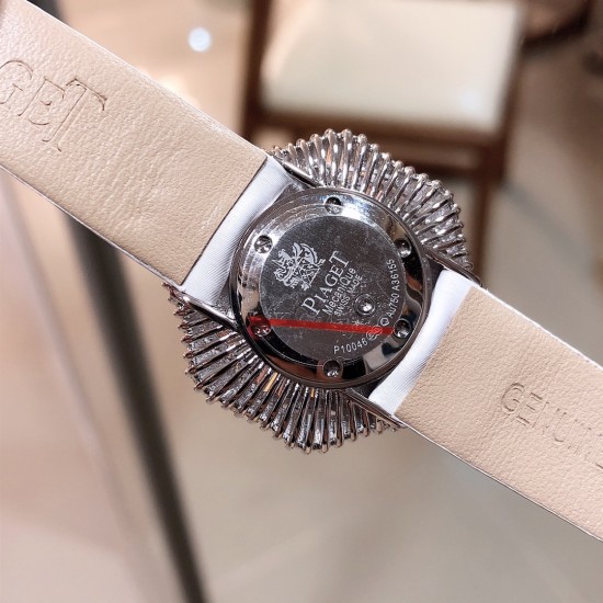 实拍 七夕好礼 PIAGET伯爵 Limelight非凡珍品腕表系列 表壳直径为33mm ,电镀白金,瑞士朗达石英机芯 。手表表壳由花瓣造型上镶嵌112颗特制切割方形钻石于表圈 彰显奢华 蓝宝石水晶镜面 搭配绸缎丝绢皮。这不仅是一款非凡的腕表,更堪称一件珠宝工艺杰作,完美结合创意 打破常规的切割,彰显着珠宝腕表的优雅魅力 实拍 七夕好礼 PIAGET伯爵 Limelight非凡珍品腕表系列 表壳直径为33mm ,电镀白金,瑞士朗达石英机芯 。手表表壳由花瓣造型上镶嵌112颗特制切割方形钻石于表圈 彰显奢华 蓝宝石水晶镜面 搭配绸缎丝绢皮。这不仅是一款非凡的腕表,更堪称一件珠宝工艺杰作,完美结合创意 打破常规的切割,彰显着珠宝腕表的优雅魅力