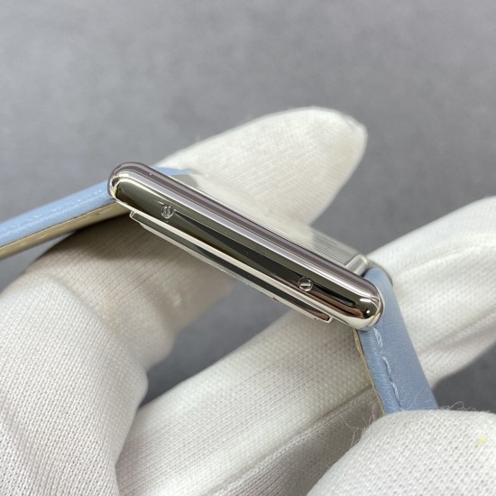 卡地亚坦克TANK MUST de Cartier全系列(中号33.7*25.5mm,小号29.5*22mm)所有配件均可以和原装通用!在这里特别是表冠制作,标志性的表冠周身“面包型”凸点饰珠,立体清晰,便于抓紧调节,。“子弹头”型的表冠顶部晶石,独家采用巴西原矿石,经老友宝石厂经年研发的一体成型+磨光复合机加工,费时费工费料,成本极高!有效的保证了每颗产品外观与正品一致!蓝宝石玻璃镜面,从侧面来看是有折射的,有放大的效果!f1厂倾情出品! 卡地亚坦克TANK MUST de Cartier全系列(中号33.7*25.5mm,小号29.5*22mm)所有配件均可以和原装通用!在这里特别是表冠制作,标志性的表冠周身“面包型”凸点饰珠,立体清晰,便于抓紧调节,。“子弹头”型的表冠顶部晶石,独家采用巴西原矿石,经老友宝石厂经年研发的一体成型+磨光复合机加工,费时费工费料,成本极高!有效的保证了每颗产品外观与正品一致!蓝宝石玻璃镜面,从侧面来看是有折射的,有放大的效果!f1厂倾情出品!