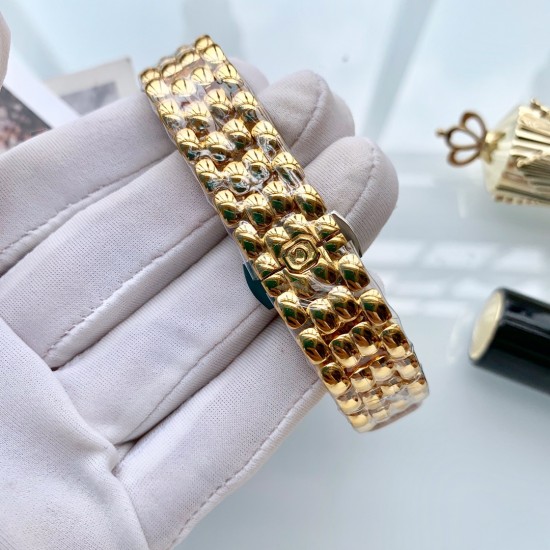 萧邦 Chopard Happy Diamonds 走珠系列腕表。巧妙运用其经典元素,发挥传奇般的大胆创意,展现浓厚的现代气息。天然珍珠贝母表盘搭配罗马、条钉刻度,采用双层玻璃镜面使钻石在表盘悬空游走,进口石英机芯,气质优雅之选,让你举手投足间优雅从容。尺寸32mm*35mm*10mm️ 萧邦 Chopard Happy Diamonds 走珠系列腕表。巧妙运用其经典元素,发挥传奇般的大胆创意,展现浓厚的现代气息。天然珍珠贝母表盘搭配罗马、条钉刻度,采用双层玻璃镜面使钻石在表盘悬空游走,进口石英机芯,气质优雅之选,让你举手投足间优雅从容。尺寸32mm*35mm*10mm️