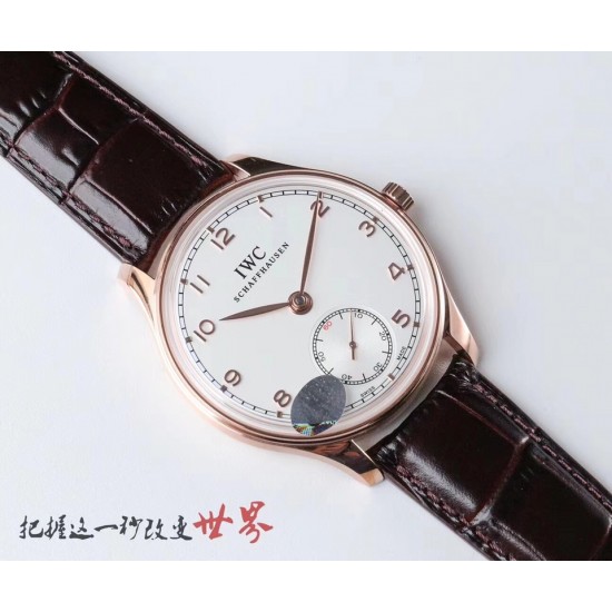 IWC 万国(葡萄牙系列)V3版 IW545408型腕表,简称“琼斯之剑”。正品开模,干练整洁,专为男士打造的腕表。锅盖蓝宝石玻璃,手动上弦的滴答声,背透镶嵌的红宝石,来回摆动的游丝走线,纯粹的机械之美,都让每个狂热的机械爱好者深深着迷!表盘尺寸:44毫米X10机芯类型:手动机㭜系列型号:98295动力储存:46小时表镜材质:兰宝石玻璃表带材质:意大利小牛皮表扣类型:针扣后盖表底:透底功能风格:6位小秒针,纯粹机械之美! IWC 万国(葡萄牙系列)V3版 IW545408型腕表,简称“琼斯之剑”。正品开模,干练整洁,专为男士打造的腕表。锅盖蓝宝石玻璃,手动上弦的滴答声,背透镶嵌的红宝石,来回摆动的游丝走线,纯粹的机械之美,都让每个狂热的机械爱好者深深着迷!表盘尺寸:44毫米X10机芯类型:手动机㭜系列型号:98295动力储存:46小时表镜材质:兰宝石玻璃表带材质:意大利小牛皮表扣类型:针扣后盖表底:透底功能风格:6位小秒针,纯粹机械之美!