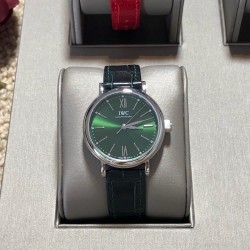 实拍【IWC 2019推出女士全新 Portofino波涛菲诺系列】1⃣️:壳套尺寸34mm/8.8mm采用316精钢材质打磨，每个壳套全程CNC处理所有细节达到完美2⃣️:采用进口日本9015天文台级别经过本厂严格把控 调试 达到零返修稳定性3⃣️:采用瑞士蓝宝石镜面 通透明亮4⃣️字面采用简洁的条丁罗马和表盘十二颗 设计呈现出精致典雅之感5⃣️:表带采用原装快速更换系统 搭配意大利小牛皮皮质柔软细腻:有六种颜色可选(绿色，兰色，黑色，深棕，酒红，粉色)6⃣️:原装表扣采用316精钢材质打磨