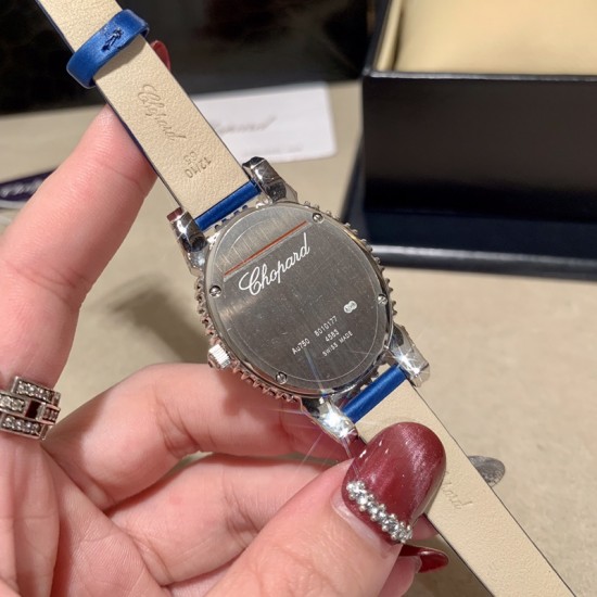 萧邦   LHEURE DU DIAMANT MEDIUM OVAL 此款LHeure du Diamant 椭圆形切割贝壳雕纹镶钻表盘 环以点缀钻石的表圈 优雅气韵 时尚风格和萧邦精湛的手工艺尽显无遗 光华耀眼