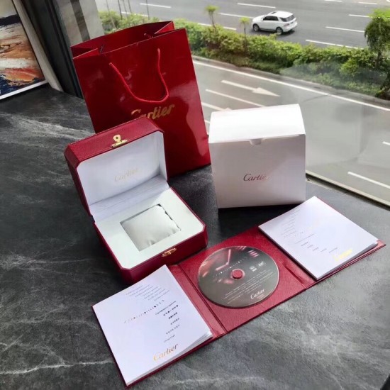 28mm粉盘,全球最火的款式之一!可以承载岁月的经典之作,永不过时!独家渠道!卖一块少一块的节奏!机芯为石英机芯。世界顶级的珠宝与腕表品牌卡地亚Cardier,在超长的品牌历史上制作出众多经典,比如腕表中的桑托斯Santos、坦克Tank这样的传奇系列。近几年卡地亚腕表最受欢迎的款式无疑就是蓝气球Ballon Bleu。超薄腕表以超薄的身躯、轻盈的质感,将蓝气球腕表系列惯有的优雅演绎到极致。 28mm粉盘,全球最火的款式之一!可以承载岁月的经典之作,永不过时!独家渠道!卖一块少一块的节奏!机芯为石英机芯。世界顶级的珠宝与腕表品牌卡地亚Cardier,在超长的品牌历史上制作出众多经典,比如腕表中的桑托斯Santos、坦克Tank这样的传奇系列。近几年卡地亚腕表最受欢迎的款式无疑就是蓝气球Ballon Bleu。超薄腕表以超薄的身躯、轻盈的质感,将蓝气球腕表系列惯有的优雅演绎到极致。