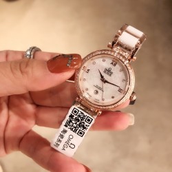 OMEGA-欧米茄 最新碟飞系列女士腕表，将华丽与经典融合，创造出惊艳巨作，表盘清新淡雅，色彩的格调将华丽装点腕间，悦享浪漫之感，316精钢表壳，进口石英机芯，高端间陶瓷表带，尺寸：32mm，魅力彰显，惊艳四座