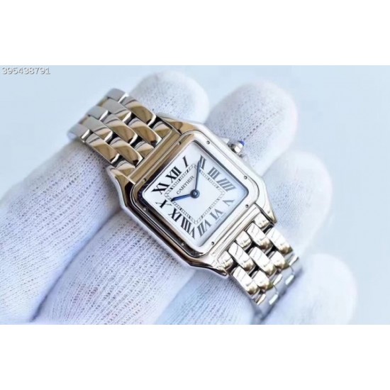 卡地亚猎豹Panthre de Cartier。华丽而不羁,是Panthre de Cartier猎豹所传达的美学风格。它线条流畅,魅惑动人,柔软服帖于腕间,宛若在肌肤上翩翩起舞。独特的造型彰显成熟优雅、自信动人的女性形象。GF工厂以精湛技艺,原装开模,打造出与正品无异的精美流线表耳,与表壳一体成型。搭载瑞士朗达石英机芯,316L精钢壳套,尺寸:27 x 37毫米,厚度:6毫米,镀银表盘,剑形蓝钢指针,100%三度防水。搭配专柜旅行包装物料。商品规格:默认规格 卡地亚猎豹Panthre de Cartier。华丽而不羁,是Panthre de Cartier猎豹所传达的美学风格。它线条流畅,魅惑动人,柔软服帖于腕间,宛若在肌肤上翩翩起舞。独特的造型彰显成熟优雅、自信动人的女性形象。GF工厂以精湛技艺,原装开模,打造出与正品无异的精美流线表耳,与表壳一体成型。搭载瑞士朗达石英机芯,316L精钢壳套,尺寸:27 x 37毫米,厚度:6毫米,镀银表盘,剑形蓝钢指针,100%三度防水。搭配专柜旅行包装物料。商品规格:默认规格