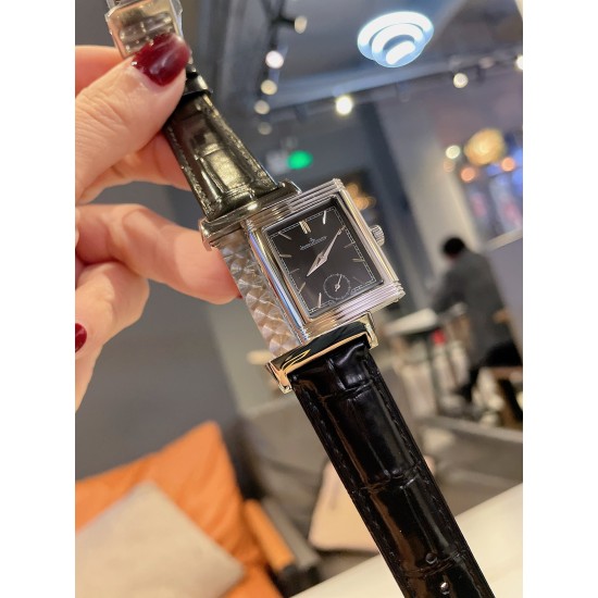 新款积家经典翻转系列高级女士腕表[飞吻][飞吻]精钢表壳，独特设计180度旋转翻盖，内置瑞士石英机芯，走时精准稳定！真皮表带，尺寸1比1[色][色]尺寸：23*34mm 厚度：13.5mm】