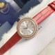 实拍 伯爵-PIAGET 女士腕表 瑞士石英机芯 316L精钢表壳 真牛皮表带 尺寸34*8mm 蓝宝石玻璃镜面 简约的设计,大胆而多彩的配色,以及旋转表圈是伯爵品牌 Possession腕表的特质所在。通过品牌制表师们天马星空的创意,将各个亮色的表带与贵金属、钻石、精钢材质相融,通过圆形盘面的演绎,令全新的 Possession腕表越发闪耀夺目,给人眼前一亮之感。 实拍 伯爵-PIAGET 女士腕表 瑞士石英机芯 316L精钢表壳 真牛皮表带 尺寸34*8mm 蓝宝石玻璃镜面 简约的设计,大胆而多彩的配色,以及旋转表圈是伯爵品牌 Possession腕表的特质所在。通过品牌制表师们天马星空的创意,将各个亮色的表带与贵金属、钻石、精钢材质相融,通过圆形盘面的演绎,令全新的 Possession腕表越发闪耀夺目,给人眼前一亮之感。