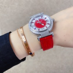 ★实拍 萧邦 CHOPARD IMPERIALE 系列腕表。独特风格带您走进一个新阶段并且成功塑造了崇尚自我表达和与众不同的生活化概念，316精钢材质，此表款全手工镶嵌施华洛世奇水晶钻，成为了美式奢侈生活风格的代表！进口石英机芯以及精细做工，佩戴贴手舒适，设计风格简约明朗。充满奢华璀璨的气息，光彩夺人、让你瞬间提升华丽的气质 ！