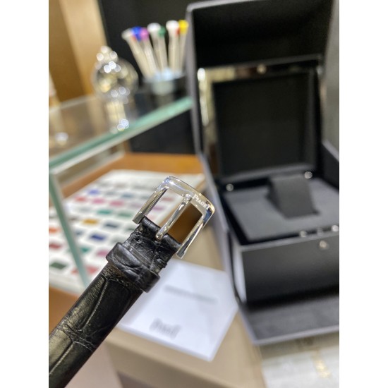 全网女生听我的!买它…❤️。 伯爵“时来运转”顶级奢侈品入门款精致的 29mm尺寸大小!第一眼看到它的时候我一眼就中,首先是外观设计足够百搭,➕上外层一圈可来回转动 很有寓意、一起“转动,遇见非凡”。上手很秀气,彩色鳄鱼皮可轻松拆卸 看上去就高端,机芯采用瑞士进口石英机芯,螺旋式表圈316L精钢打磨抛光 表面光亮如镜、表盘内圈钻石刻度 11颗⭕️圆形美钻(约0.07克拉)外圈一颗圆形美钻(约0.05克拉) 全网女生听我的!买它…❤️。 伯爵“时来运转”顶级奢侈品入门款精致的 29mm尺寸大小!第一眼看到它的时候我一眼就中,首先是外观设计足够百搭,➕上外层一圈可来回转动 很有寓意、一起“转动,遇见非凡”。上手很秀气,彩色鳄鱼皮可轻松拆卸 看上去就高端,机芯采用瑞士进口石英机芯,螺旋式表圈316L精钢打磨抛光 表面光亮如镜、表盘内圈钻石刻度 11颗⭕️圆形美钻(约0.07克拉)外圈一颗圆形美钻(约0.05克拉)
